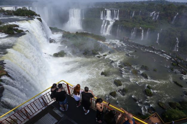 Visitantes nas Cataratas do Iguaçu ontem (07). Foto: Nilton Rolin/Divulagação
