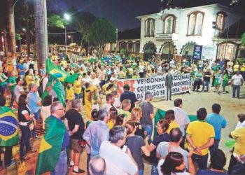 Manifestantes 
prometem ocupação histórica da Praça do Mitre amanhã, 7 de setembro, em Foz do Iguaçu. Foto: Roger Meirelles/Arquivo/GDia