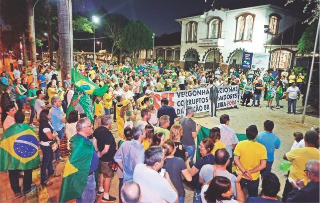 Manifestantes 
prometem ocupação histórica da Praça do Mitre amanhã, 7 de setembro, em Foz do Iguaçu. Foto: Roger Meirelles/Arquivo/GDia