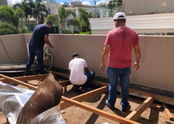 Foto de egressos trabalhando no telhado  da casa de Chico e Rosa. Foto: PMPR/Divulgação