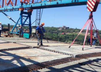 Lajes de concreto foram colocadas na pista de rolagem da Ponte da Integração no último fim de semana. Fotos: IB/Divulgação