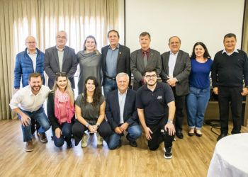 Representantes da companhia aérea e da Gestão Integrada do Turismo. Foto: PMFI/Divulgação