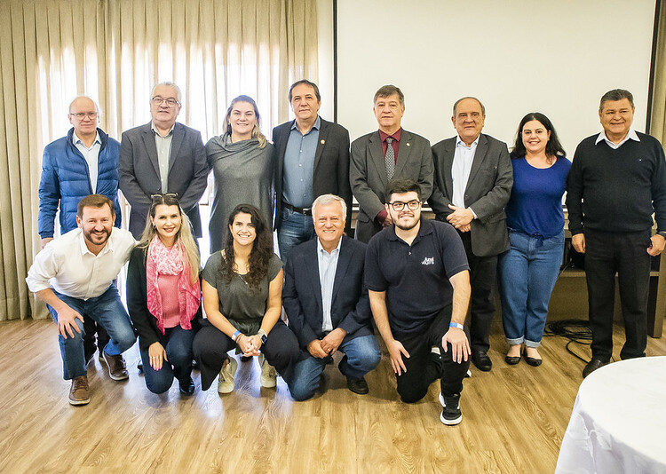 Representantes da companhia aérea e da Gestão Integrada do Turismo. Foto: PMFI/Divulgação