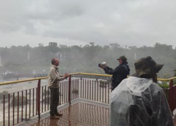 Gravação do programa da tevê francesa nas Cataratas do Iguaçu. Foto: PMFI/Divulgação