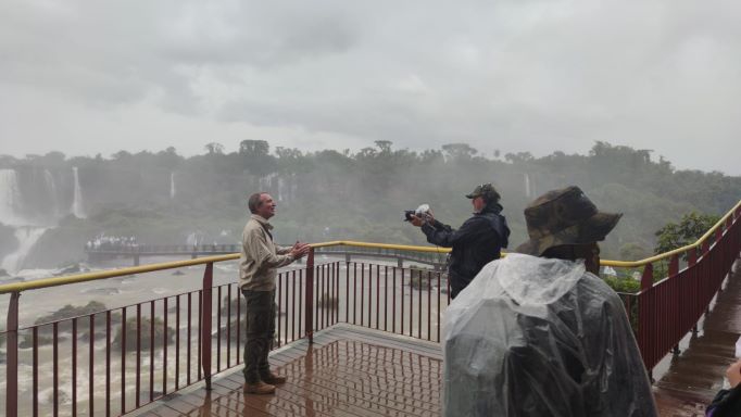 Gravação do programa da tevê francesa nas Cataratas do Iguaçu. Foto: PMFI/Divulgação