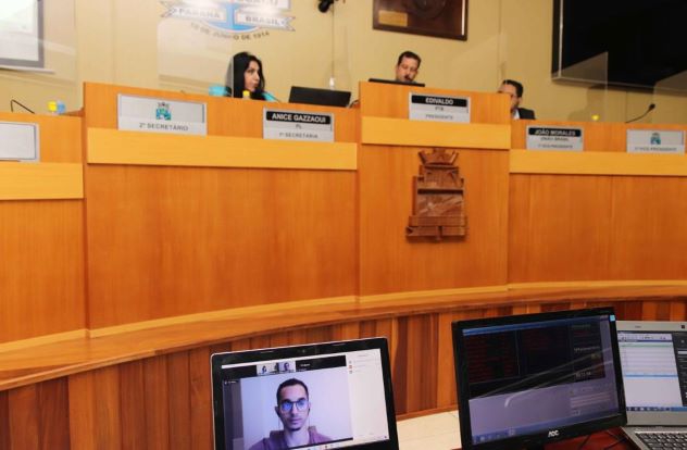 Na foto, o assessor que denunciou Galhardo aparece na tela do monitor à esquerda. Foto: CMFI/Divulgação