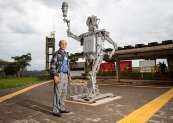 O barrageiro Leomar da Silva ao lado do Homem de Aço, em 2015. Ele criou a escultura que homenageia os colegas barrageiros. Foto: Rubens Fraulini/Itaipu Binacional