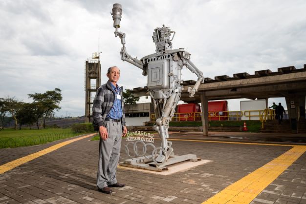 O barrageiro Leomar da Silva ao lado do Homem de Aço, em 2015. Ele criou a escultura que homenageia os colegas barrageiros. Foto: Rubens Fraulini/Itaipu Binacional