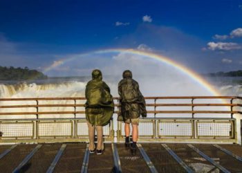 Turistas nas Cataratas do Iguaçu. Foto: Nilton Rolim (parabéns pela magnífica imagem)/Divulgação