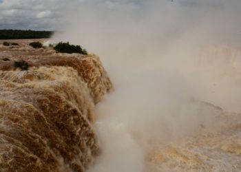 Foto das Cataratas do Iguaçu com vazão acima da média registra nesta sexta (14). Foto: Edi Emerson #FotoEquipeCataratas