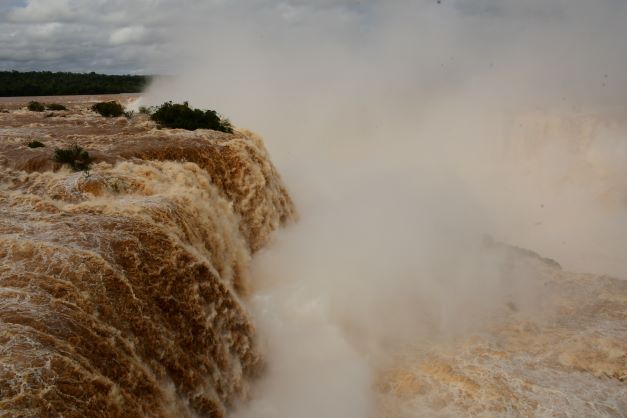 Foto das Cataratas do Iguaçu com vazão acima da média registra nesta sexta (14). Foto: Edi Emerson #FotoEquipeCataratas