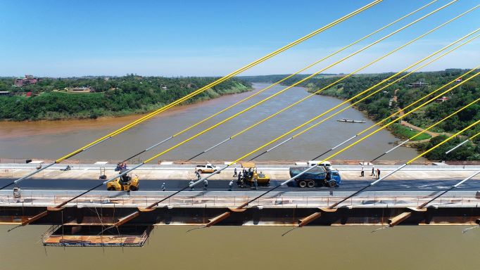 A aplicação da camada asfáltica deve durar entre 4 e 5 dias. Fotos: IB/Paraguai