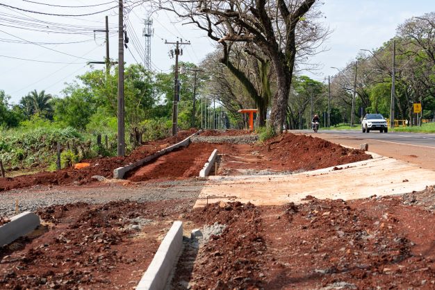 Obras em andamento na Avenida Tancredo Neves. Fotos: Sara Cheida/IB