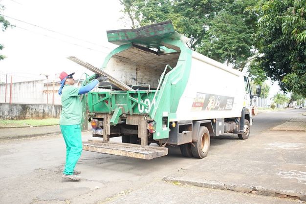 O serviço de coleta de grandes volumes começou a funcionar na sexta-feira (30). Foto: PMFI