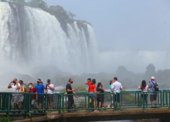 Visitantes nas Cataratas do Iguaçu. Foto: Nilton Roli/Divulgação