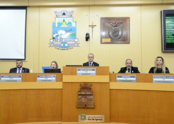 Vereadores da Mesa Diretora que arquivaram a denúncia contra o prefeito, silenciosamente. Foto: CMFI/Divulgação