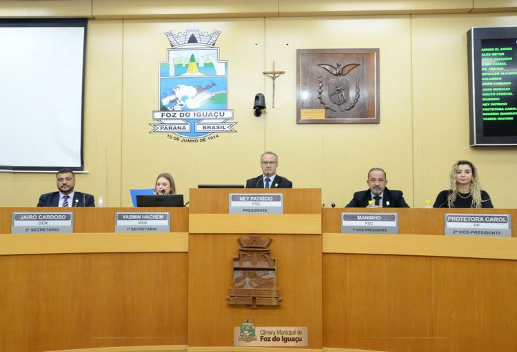 Vereadores da Mesa Diretora que arquivaram a denúncia contra o prefeito, silenciosamente. Foto: CMFI/Divulgação