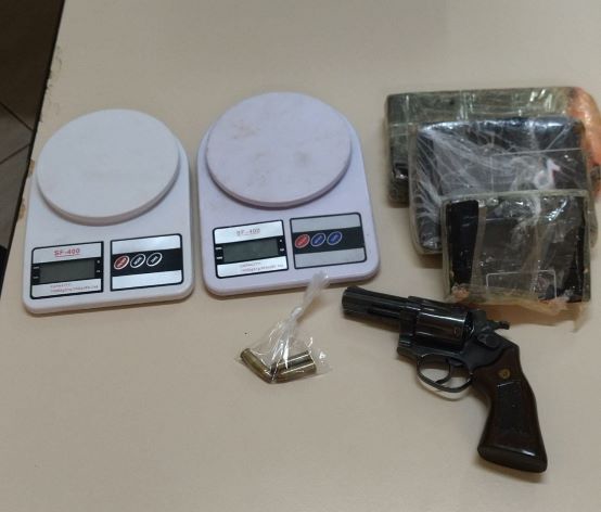 Drogas e arma apreendida na operação. Foto: PCPR/Divulgação