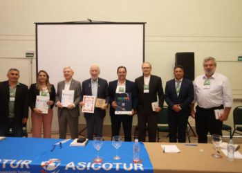 Assinaram o acordo de cooperação o vice-governador Darci Piana; o bispo da Diocese de Campo Mourão, Dom Bruno Versari; o presidente da Associação Internacional de Cooperação Turística (Asicotur) e chanceler da Ordem de Santiago de Compostela, Alejandro Carballo; o diretor-presidente da Paraná Turismo, Irapuan Cortes; a presidente da Agência de Desenvolvimento de Turismo Regional Sustentável (Adeturs), Deviane Pereira de Paz; e o prefeito de Fênix, Altair Molina Serrano. Foto: Gilson Abreu/AEN