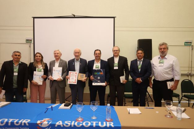 Assinaram o acordo de cooperação o vice-governador Darci Piana; o bispo da Diocese de Campo Mourão, Dom Bruno Versari; o presidente da Associação Internacional de Cooperação Turística (Asicotur) e chanceler da Ordem de Santiago de Compostela, Alejandro Carballo; o diretor-presidente da Paraná Turismo, Irapuan Cortes; a presidente da Agência de Desenvolvimento de Turismo Regional Sustentável (Adeturs), Deviane Pereira de Paz; e o prefeito de Fênix, Altair Molina Serrano. Foto: Gilson Abreu/AEN