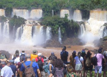 Visitantes nas Cataratas do Iguaçu.
Foto ilustrativa: Edison Emerson #FotoEquipeCataratas