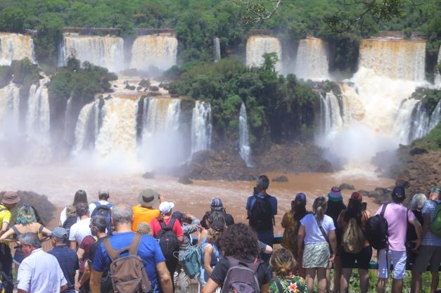 Visitantes nas Cataratas do Iguaçu.
Foto ilustrativa: Edison Emerson #FotoEquipeCataratas
