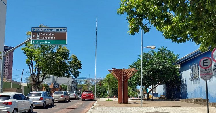 Foz amanhece sem a bandeira do Brasil. Fotos: Não Viu?