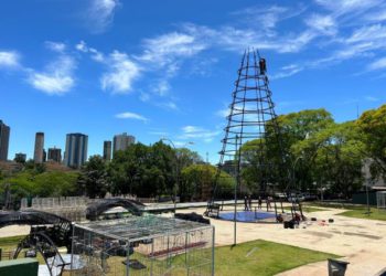 Montagem da árvore de Natal na Praça da Paz. Foto: Bruno Costa/PMFI