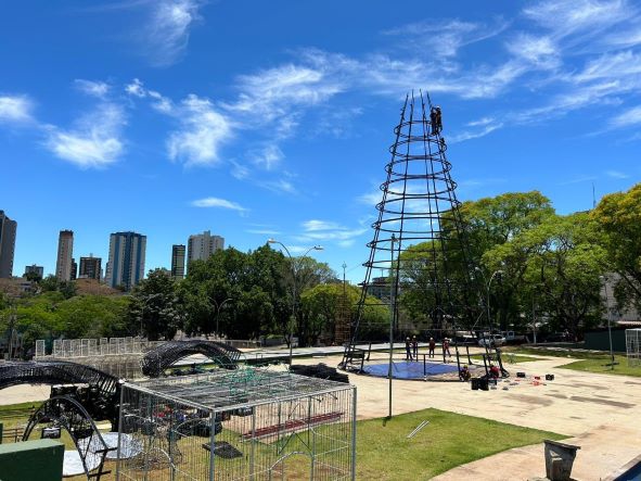 Montagem da árvore de Natal na Praça da Paz. Foto: Bruno Costa/PMFI