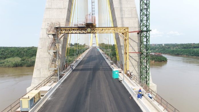A pavimentação da camada asfáltica da Ponte da Integração foi concluída e as últimas obras estão sendo preparadas para sua inauguração em dezembro. Foto: MOPC