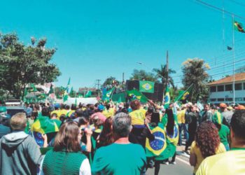 Milhares de apoiadores do presidente Bolsonaro se concentraram ontem em frente ao batalhão do Exército de Foz do Iguaçu. Foto: GDia/Yassine Ahmad Hijazi