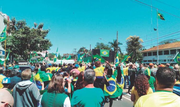 Milhares de apoiadores do presidente Bolsonaro se concentraram ontem em frente ao batalhão do Exército de Foz do Iguaçu. Foto: GDia/Yassine Ahmad Hijazi