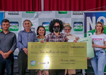 Empresária de Sarandi recebe o prêmio de R$ 1 milhão do programa Nota Paraná -
Foto: Flavio Bim/ASCOM