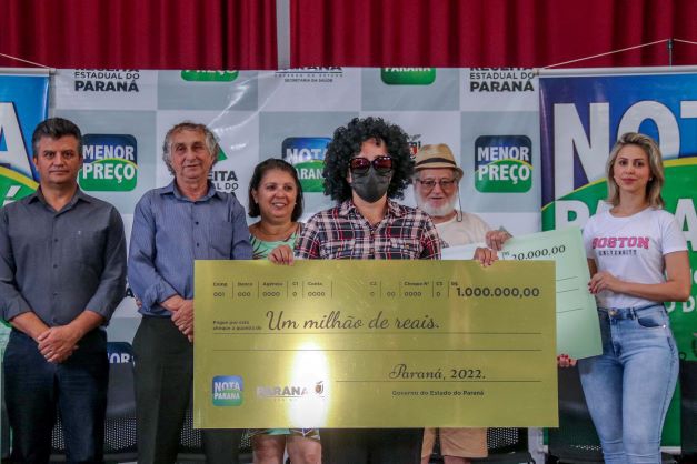 Empresária de Sarandi recebe o prêmio de R$ 1 milhão do programa Nota Paraná -
Foto: Flavio Bim/ASCOM