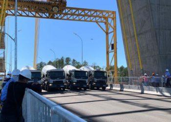 A ponte passou por um teste de carga executado pelo Departamento de Estradas de Rodagem do Paraná (DER/PR), responsável pela obra.  Foram utilizados seis caminhões betoneiras carregados com aproximadamente 30 toneladas de brita cada um.  Fotos: DER-PR