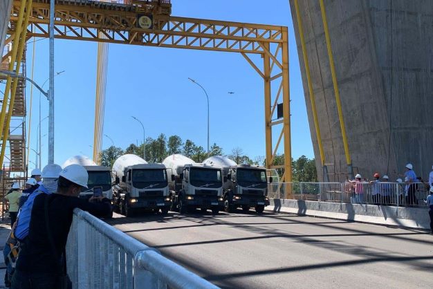 A ponte passou por um teste de carga executado pelo Departamento de Estradas de Rodagem do Paraná (DER/PR), responsável pela obra.  Foram utilizados seis caminhões betoneiras carregados com aproximadamente 30 toneladas de brita cada um.  Fotos: DER-PR
