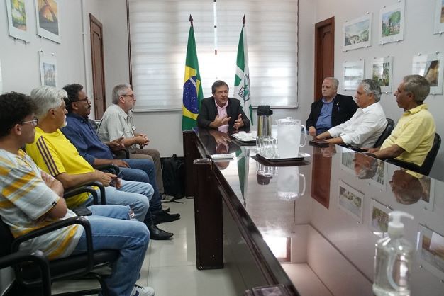 O presidente da Esportes na Neve, Alfredo Parodi, e o diretor internacional da MND-France, Eddy Frére, lançaram oficialmente o projeto durante uma audiência com o prefeito de Foz do Iguaçu, Chico Brasileiro, realizada nesta terça-feira (06). Foto: Thiago Dutra/PMFI