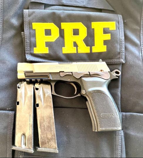 Pistola apreendida com o homem  preso hoje. Foto: PRF/Divulgação