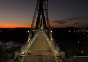 Ponte da Integração iluminada. Foto: Nereu Ambrozini/Video Up
