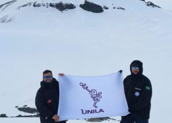 Professor Michel Passarini e egresso da UNILA na Antártica. Foto: Divulgação/Unila