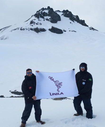 Professor Michel Passarini e egresso da UNILA na Antártica. Foto: Divulgação/Unila