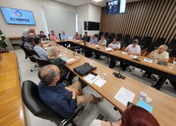 Reunião no Codefoz. Foto: PMFI/Divulgação