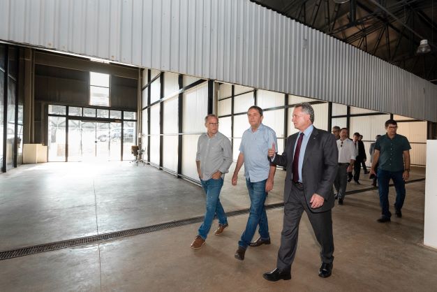 Da esquerda para a direita, Ney Patrício, presidente da Câmara Municipal, Chico Brasileiro, e o diretor-geral brasileiro da Itaipu, Anatalicio Risden Junior. Fotos Rubens Fraulini/IB