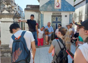 Fabián Chamorro, de camiseta preta, acompanha os turistas nos passeios. Foto: Twitter dele