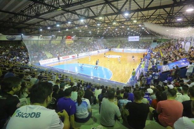 Caldeirão Azul lotado. Foto: Nilton Rolin/Foz Cataratas Futsal