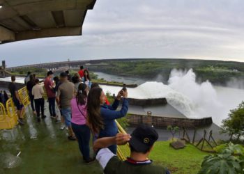 Visitantes na margem paraguaia da usina de Itaipu. Foto: IB/Divulgação