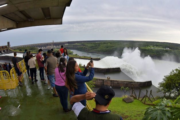 Visitantes na margem paraguaia da usina de Itaipu. Foto: IB/Divulgação