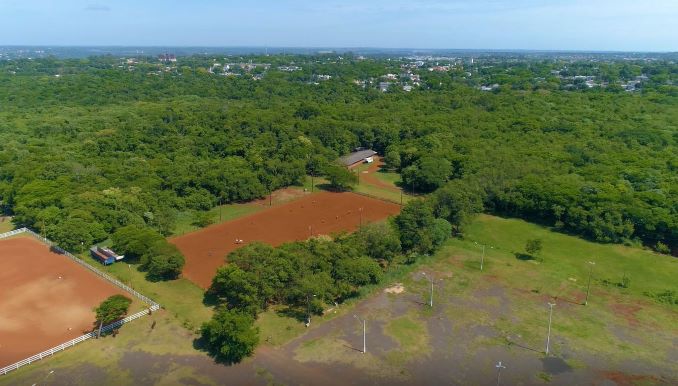Nesta área verde deve ser construído o EcoParque Itaipu. Foto aérea: captura de tela/VideoUp