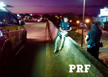 PRF convencendo a mulher a não se suicidar. Foto: PRF/Divulgação