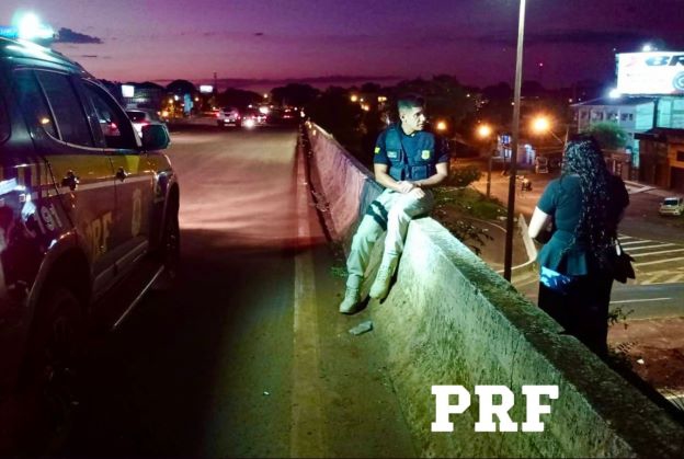 PRF convencendo a mulher a não se suicidar. Foto: PRF/Divulgação